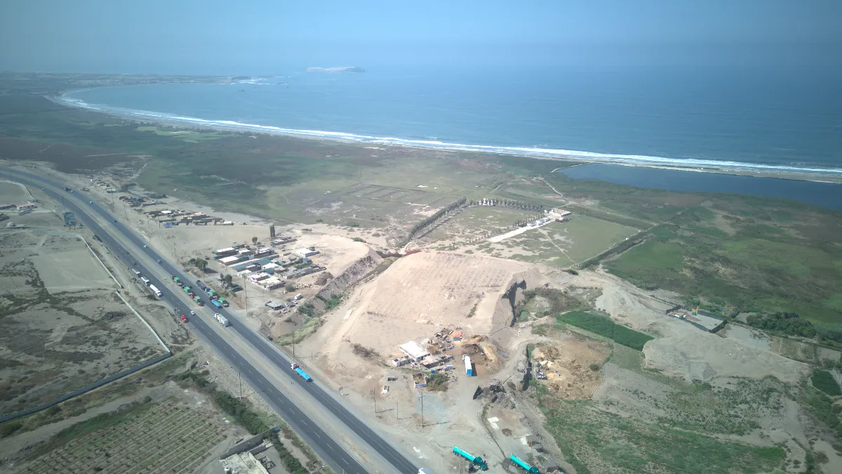 Toma de dron del terreno, superficie llana y abierta sin construcciones