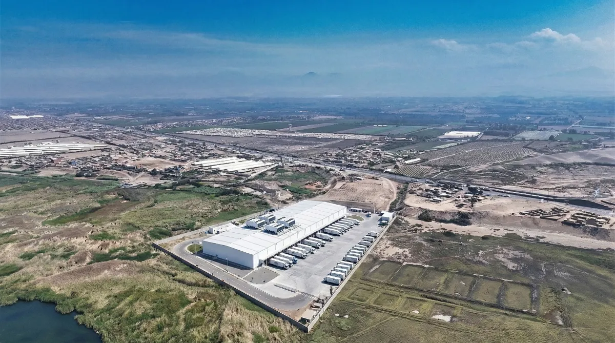 Proyección digital del proyecto industrial sobre el terreno
